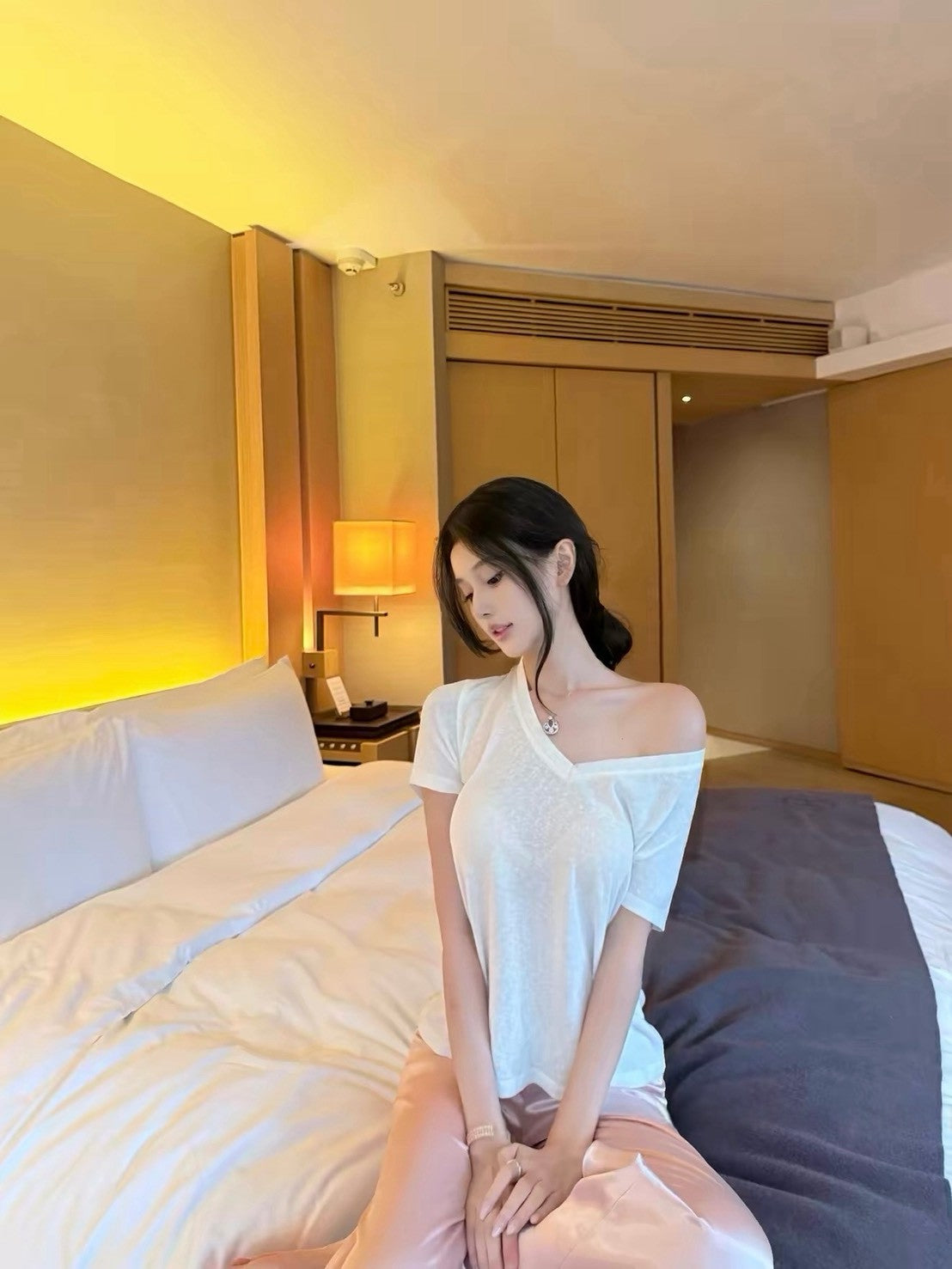 26May. 百搭降溫！v領寬鬆上衣 粉/白