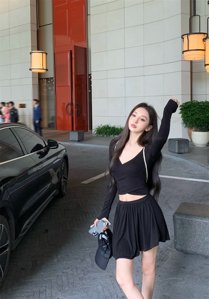 25Jul. 穿出鬆弛感 短款V領上衣 垂垂半身短裙 黑