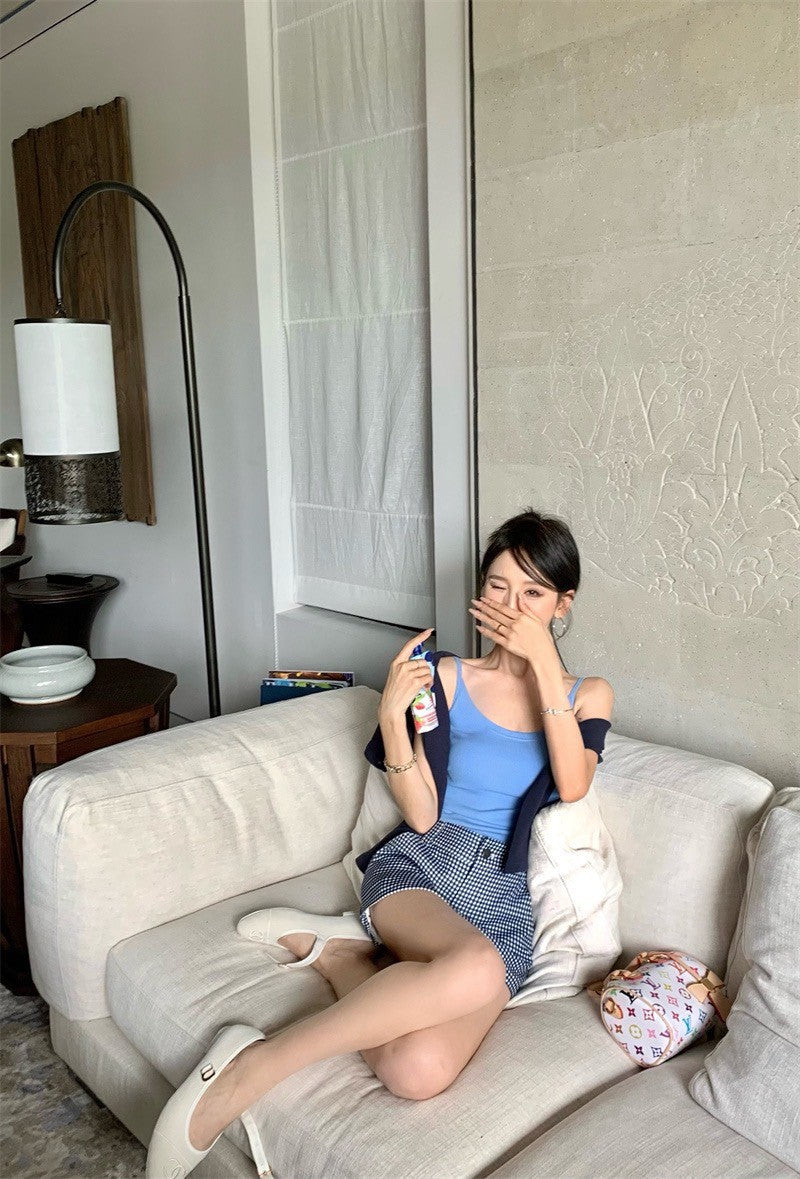 Apr. 通勤俏皮女孩 簡約短版開衫 藍色U領背心 格紋半身裙