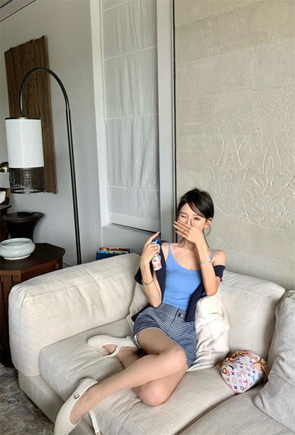 Apr. 通勤俏皮女孩 簡約短版開衫 藍色U領背心 格紋半身裙