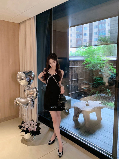 26Feb. 高貴小香手工釘鑽V領小黑裙