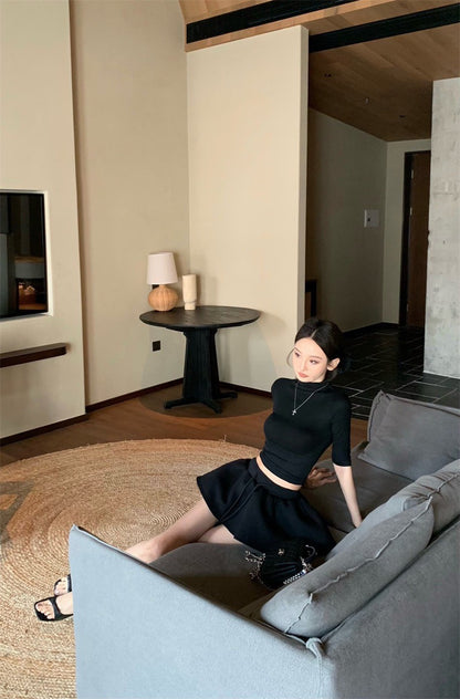 May. 韓團甜心 高領五分袖修身黑色上衣 高腰花瓣黑色澎澎裙