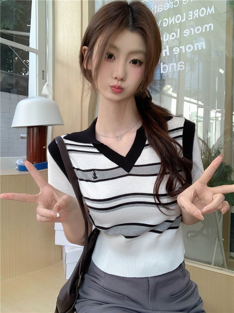 Aug. 可愛刺繡V領修身領口黑白條紋修身針織上衣