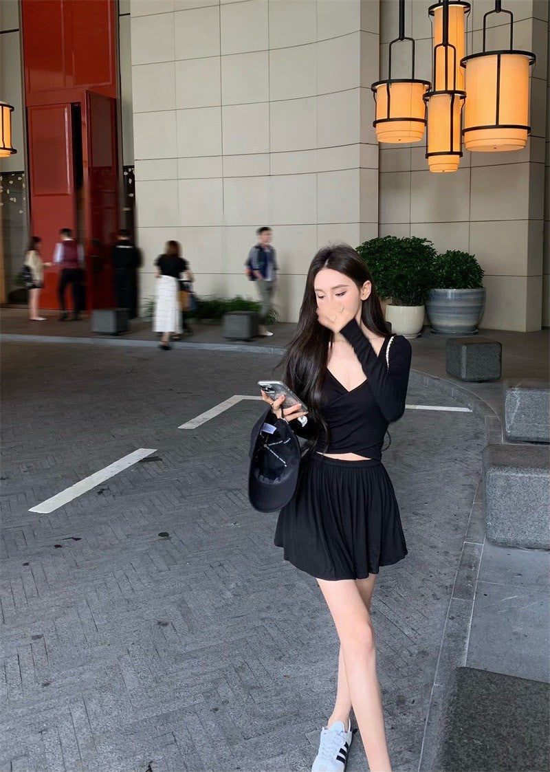 25Jul. 穿出鬆弛感 短款V領上衣 垂垂半身短裙 黑