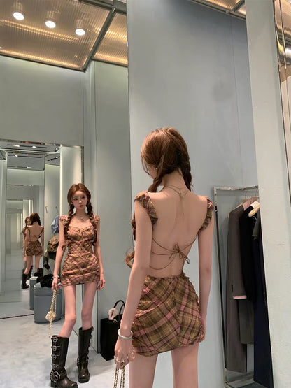 26May. 「栗子」美式復古格紋方領美背連身裙 焦糖莓果