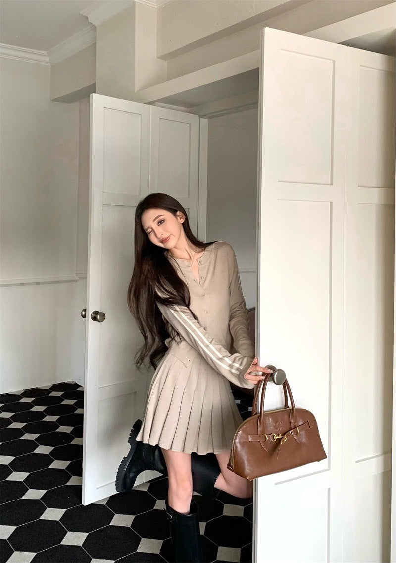 Mar. 韓系學院 雙槓圓領針織開衫 百褶半身裙 杏