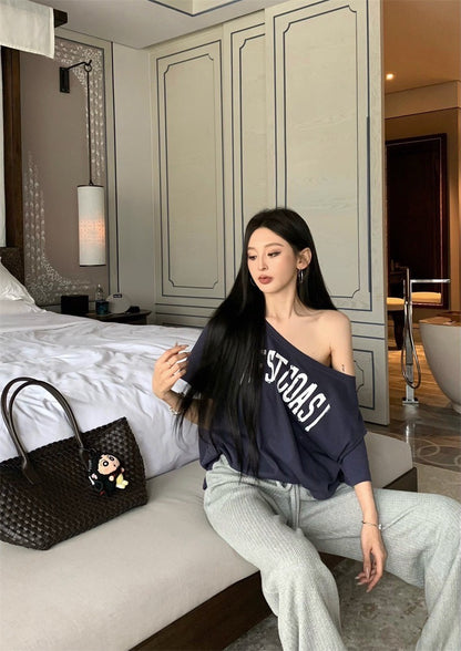 Apr. 慵懶美式一字領字母上衣 藏藍