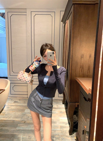 Apr. 通勤俏皮女孩 簡約短版開衫 藍色U領背心 格紋半身裙