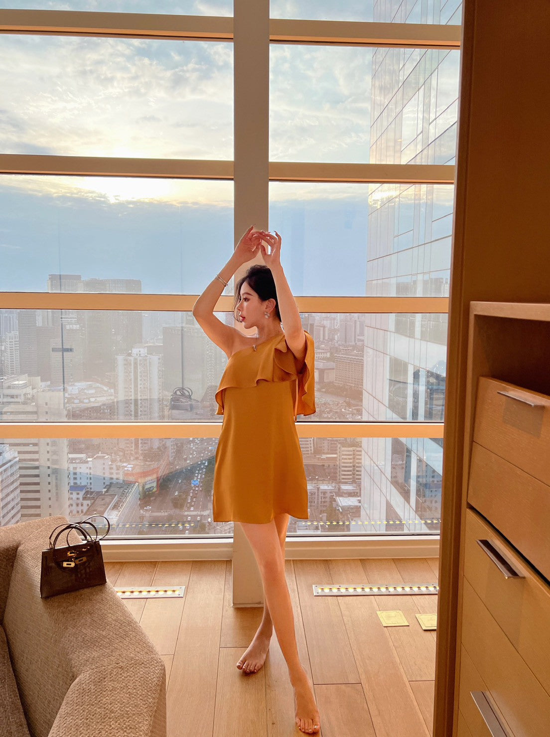 26Apr. S*lp時髦貴婦 緞面斜領荷葉金色連衣裙