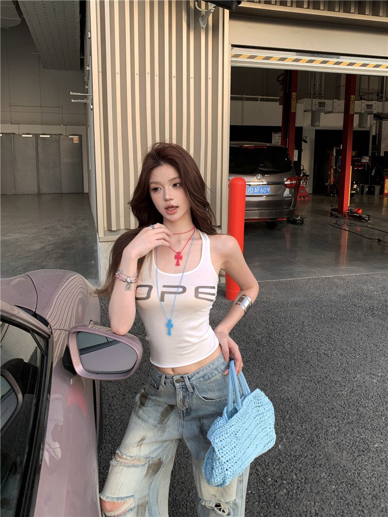 Jun. B家時髦做舊刷破髒髒褲 簡約字母打底白色背心