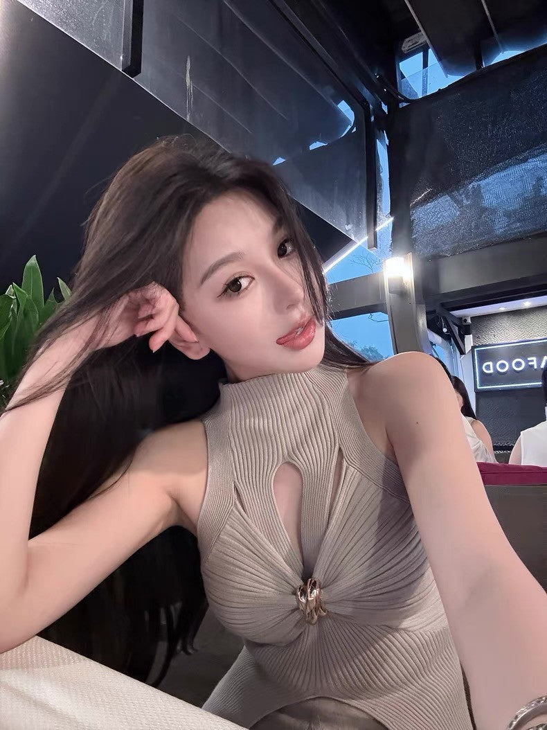 May. 千金即視感 貴氣高奢小巴扭結縷空針織背心 灰