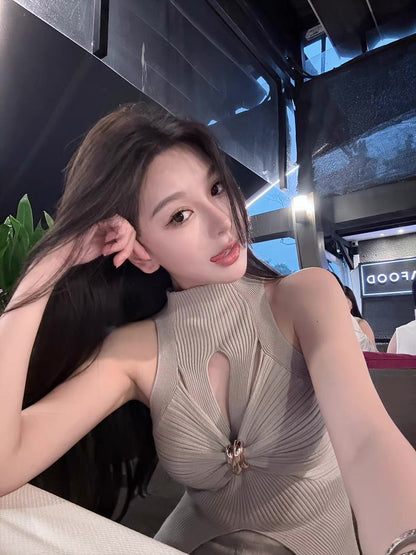 May. 千金即視感 貴氣高奢小巴扭結縷空針織背心 灰