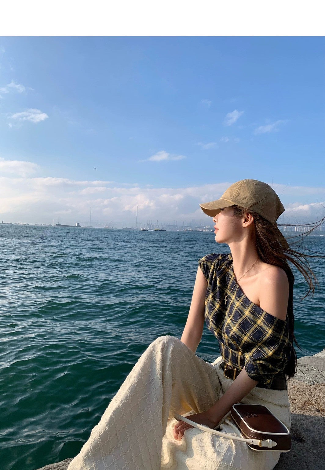 Jun. 美式腔調 藏黃格紋斜肩休閒上衣