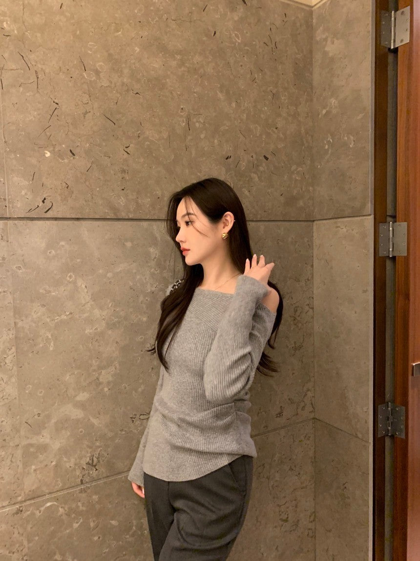 Oct. 溫婉氣質 一字調節肩不規則下擺修身針織上衣 灰