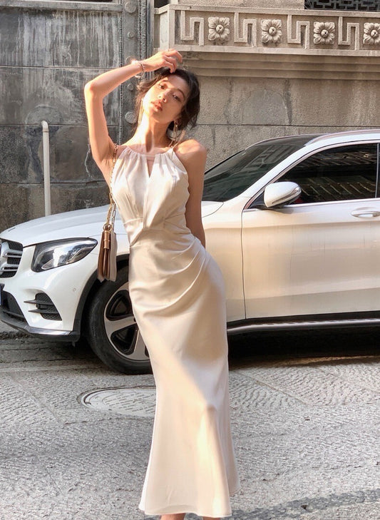 25Sep. 造物美神 法式白色掛脖修身連身裙