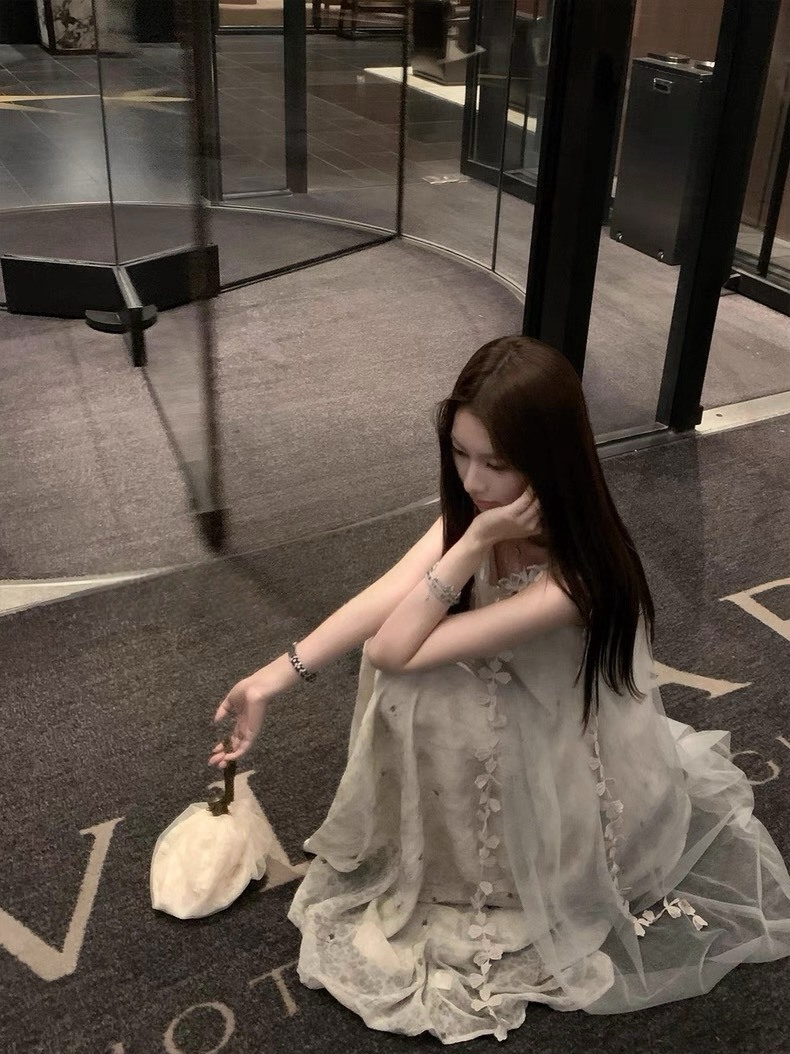 25Oct. “愛神信箋”花蝶定色定染飄帶連身紗裙 灰