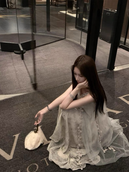 25Oct. “愛神信箋”花蝶定色定染飄帶連身紗裙 灰