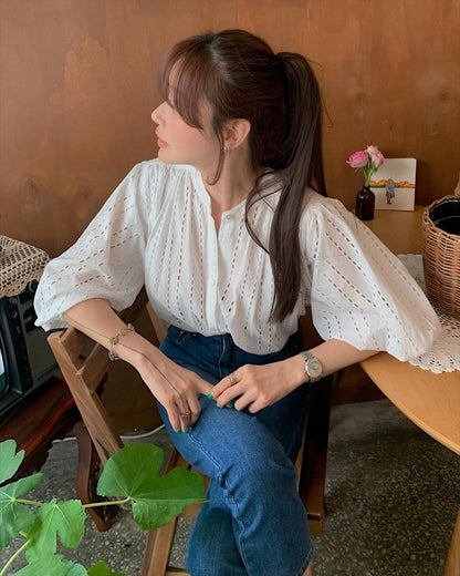 25Oct. 甜美縷空燈籠袖圓領排扣上衣