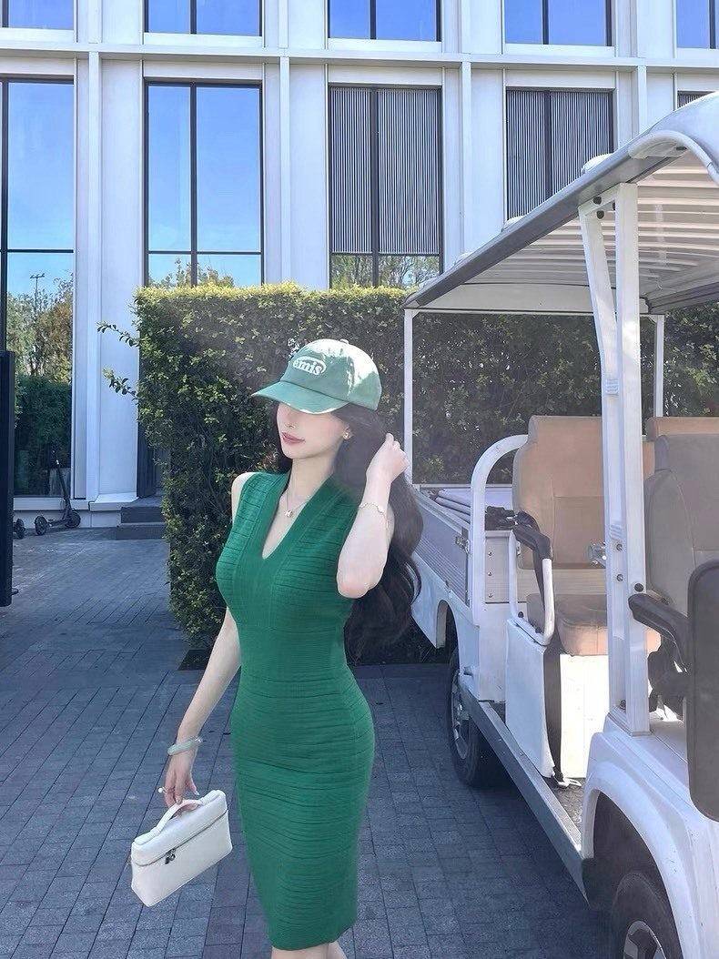 25Oct. 氣質歐膩針織V領肌理紋連身裙 祖母綠/氣質白