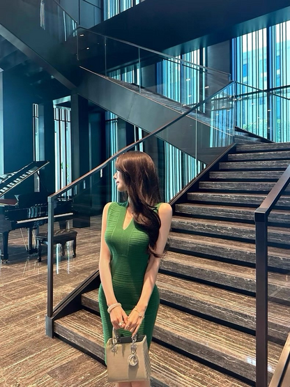 25Oct. 氣質歐膩針織V領肌理紋連身裙 祖母綠/氣質白