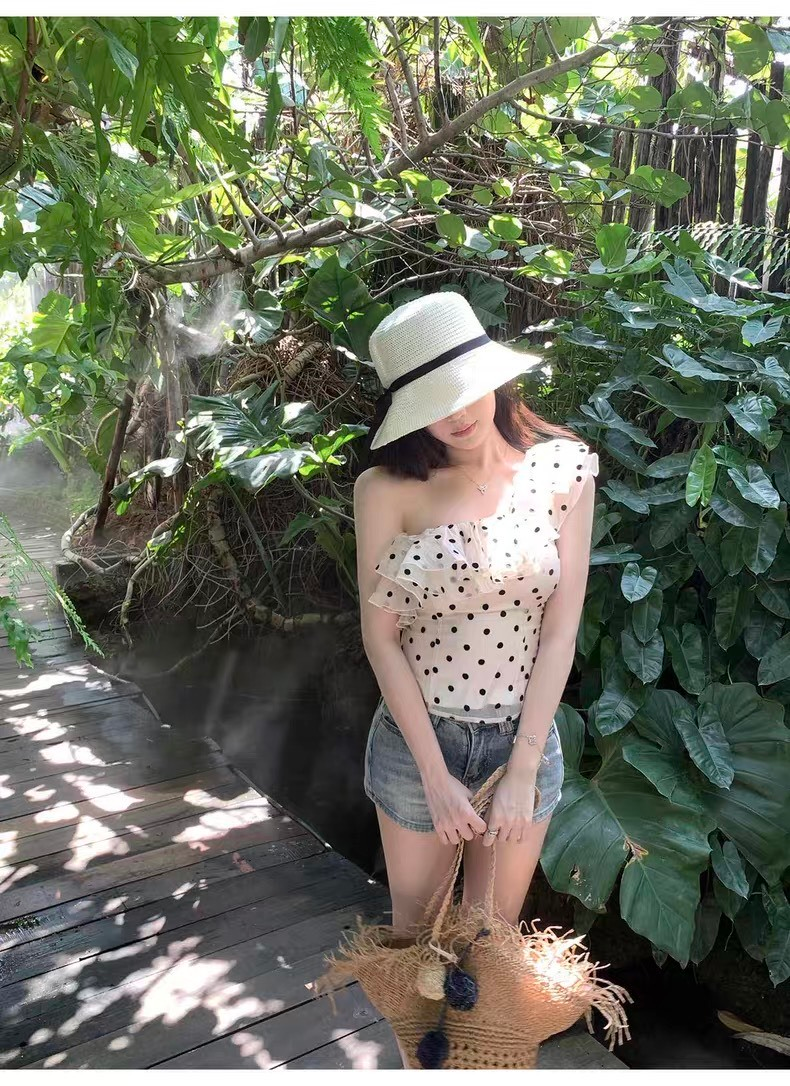 25Oct. 甜美泡泡 溫柔波點荷葉斜肩上衣