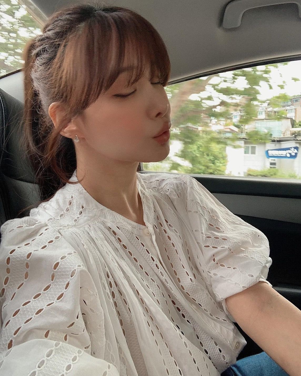 25Oct. 甜美縷空燈籠袖圓領排扣上衣