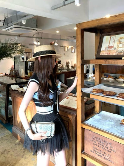 25Oct. 精緻山茶花刺繡 芭尹水手藍色條紋針織上衣