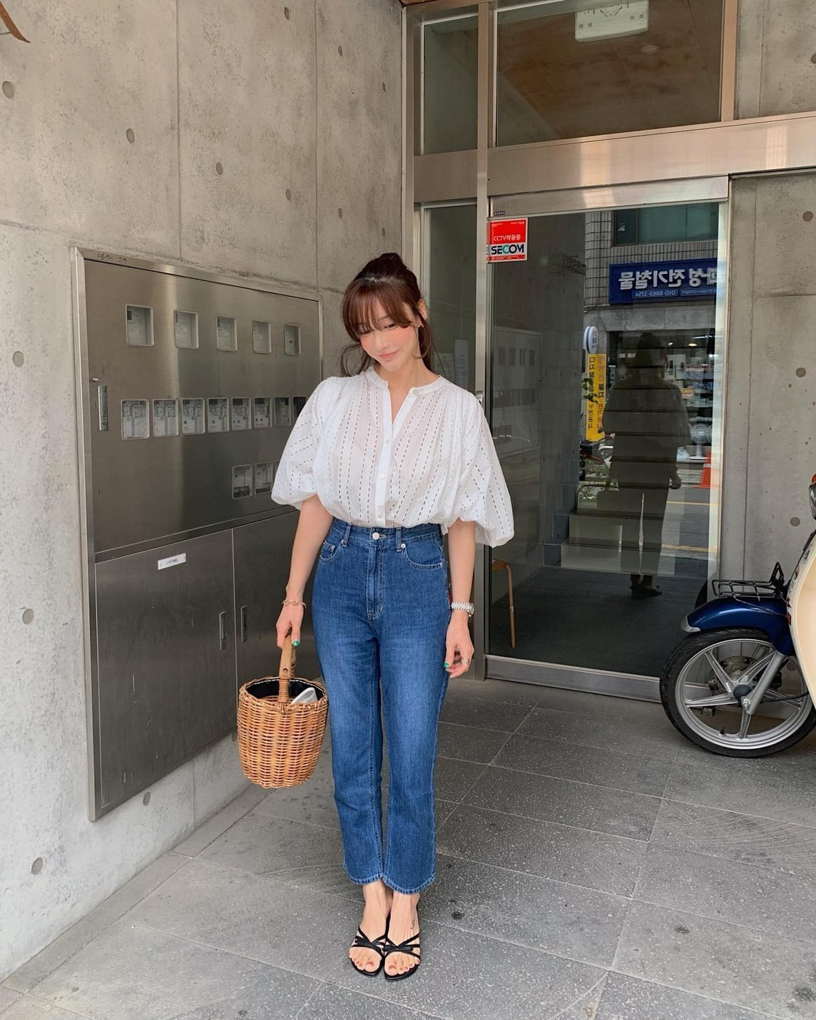 25Oct. 甜美縷空燈籠袖圓領排扣上衣