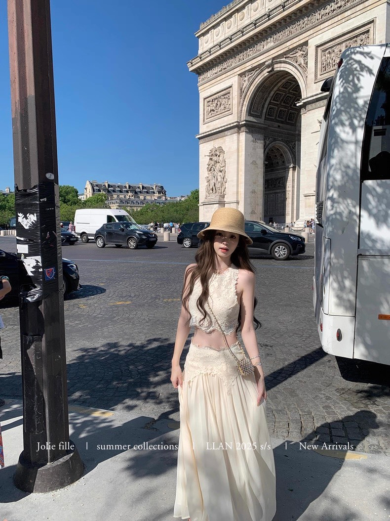 25Oct. 羅浮宮博物 夢幻甜美雕花背心半身裙套裝 梔子色/水藍