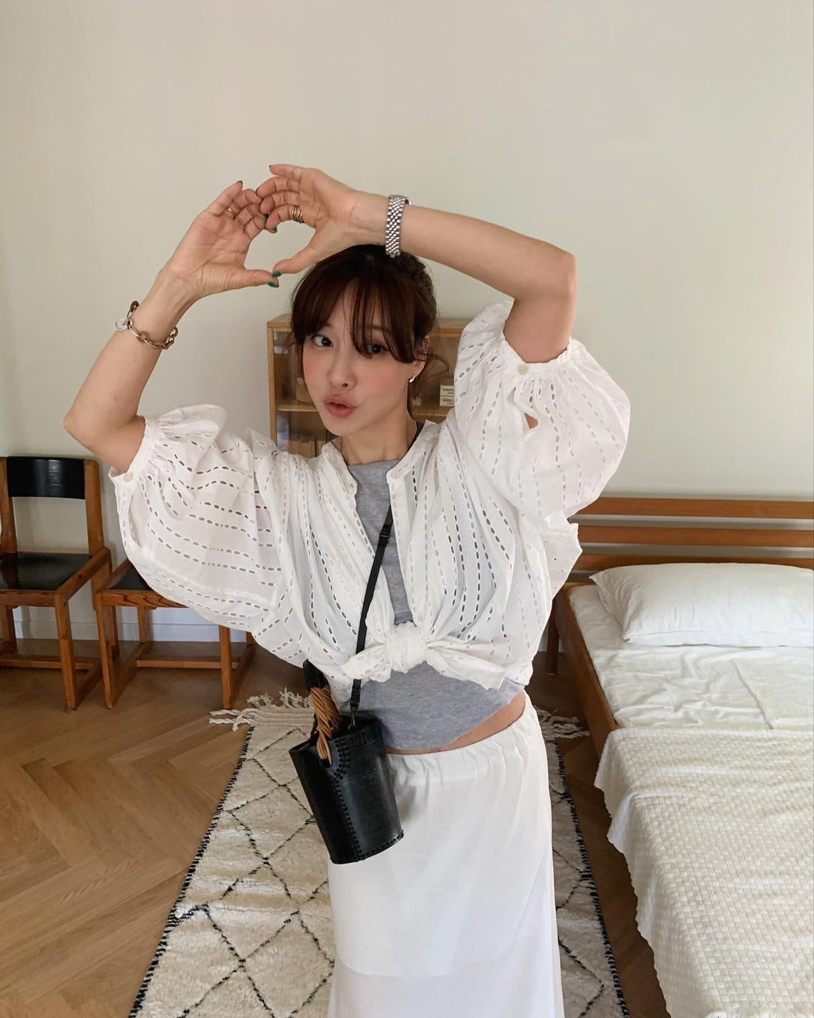 25Oct. 甜美縷空燈籠袖圓領排扣上衣