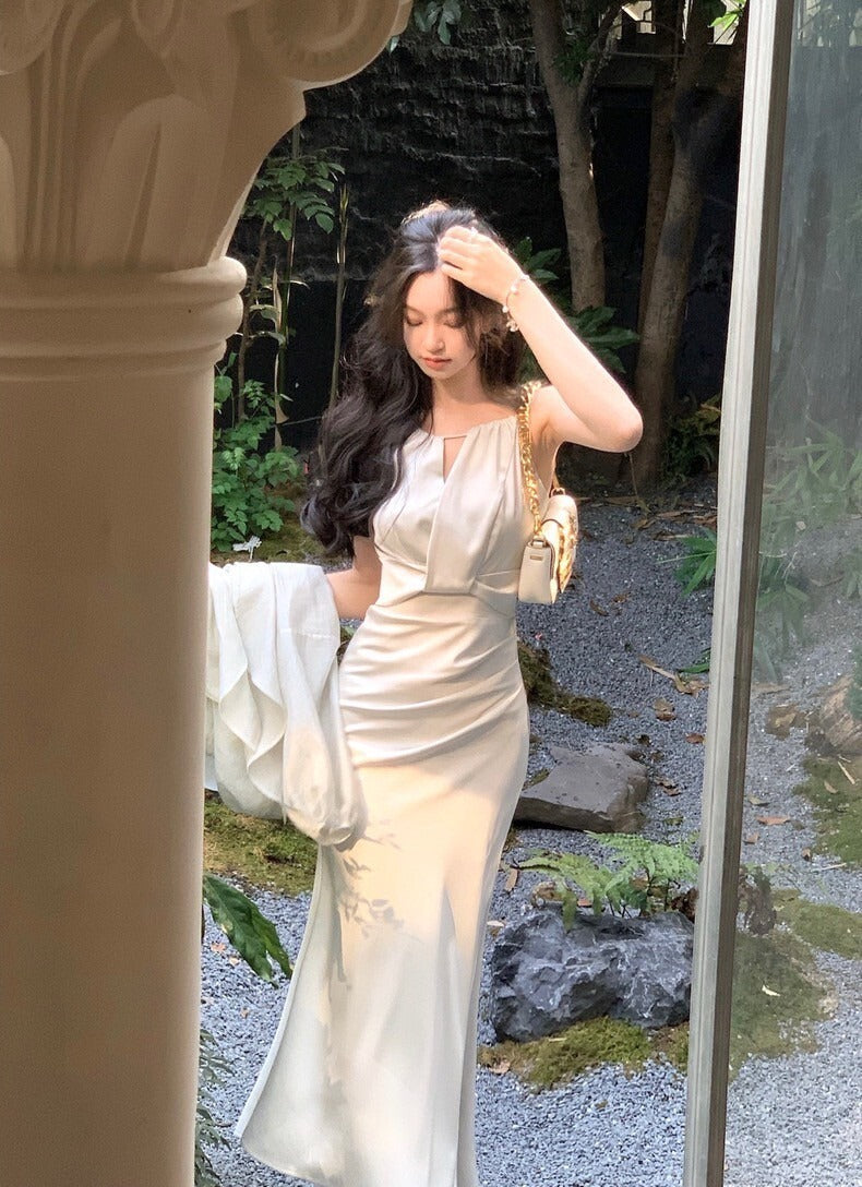 25Sep. 造物美神 法式白色掛脖修身連身裙