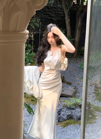 25Sep. 造物美神 法式白色掛脖修身連身裙